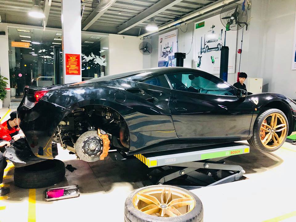 sieu-xe-ferrari-488-gtb-mau-den-doc-nhat-ha-thanh-do-po-fi