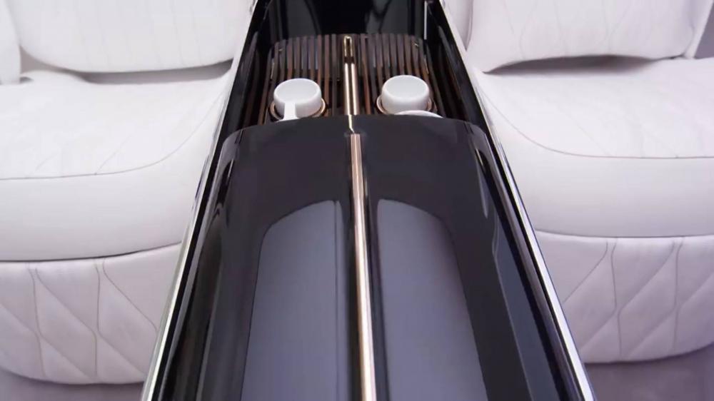 Bộ ấm pha trà nằm bên dưới bệ tì tay trung tâm của hàng ghế sau Vision-Mercedes-Maybach-Ultimate-Luxury