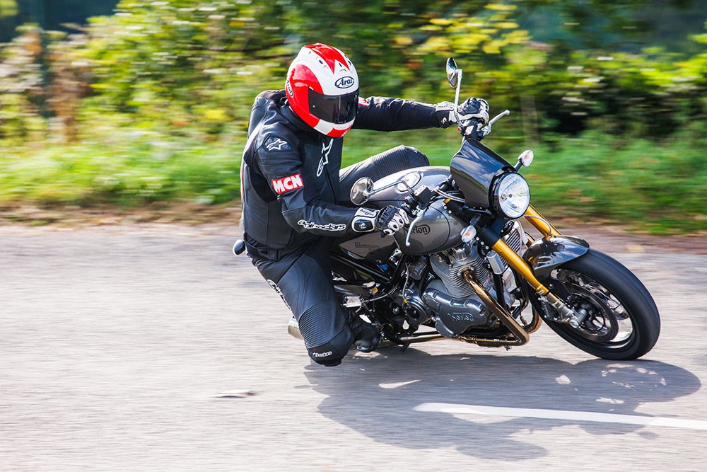 Chiếc xe còn được trang bị cặp phuộc trước sau Ohlins size 43mm Chiếc xe còn được trang bị cặp phuộc trước sau Ohlins size 43mm