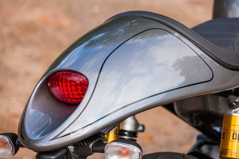 Dàn đuôi ốp mu rùa đặc trưng của Cafe Racer tích hợp đèn hậu khá hài hòa và bắt mắt Dàn đuôi ốp mu rùa đặc trưng của Cafe Racer tích hợp đèn hậu khá hài hòa và bắt mắt