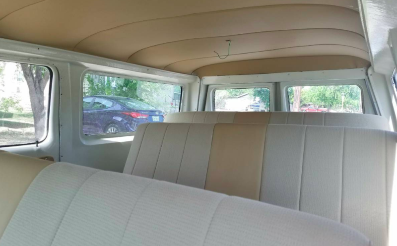 Xe có 3 hàng ghế dài với hàng giữa hẹp hơn một chút