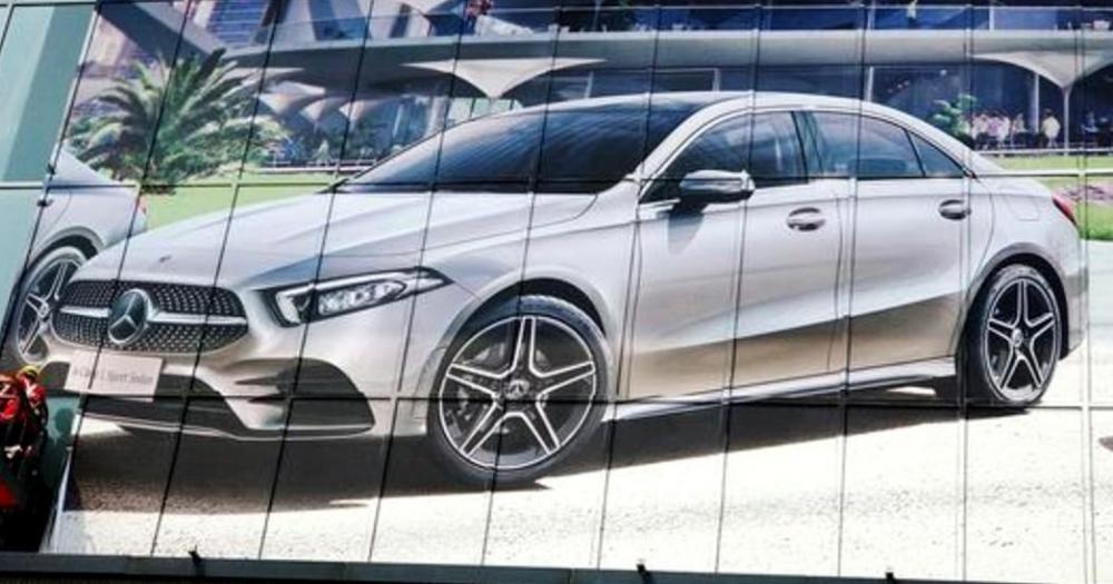Chóa đèn của chiếc siêu xe này dường như màu xanh dương Mercedes-Benz-A-Class-Sedan-2018