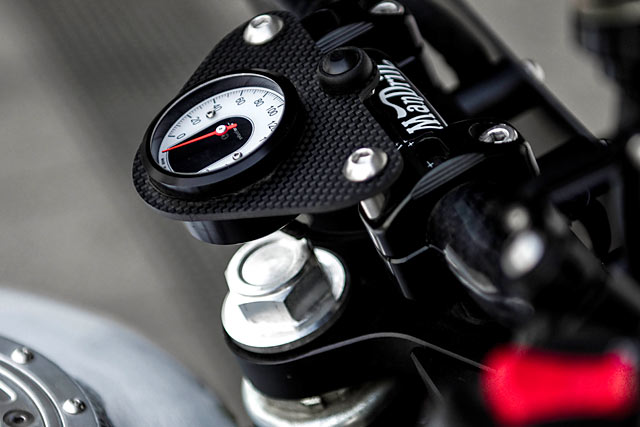 Cụm đồng hồ đôi của Vtec 3 được loại bỏ để làm gọn phần đầu xe Honda-CB400