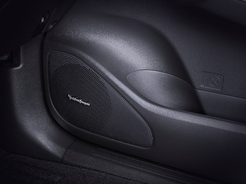 Mitsubishi-Pajero-Sport-Rockford-Fosgate-2018