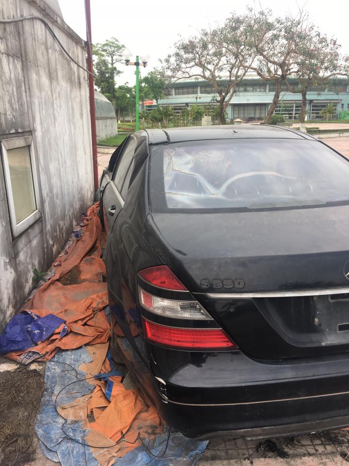 mercedesbenz-s550-dam-suong-dai-nang-tai-mot-cong-vien-o-ha-noi-nhieu-nam mercedesbenz-s550-dam-suong-dai-nang-tai-mot-cong-vien-o-ha-noi-nhieu-nam