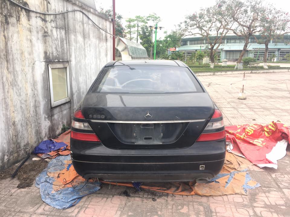 mercedesbenz-s550-dam-suong-dai-nang-tai-mot-cong-vien-o-ha-noi-nhieu-nam mercedesbenz-s550-dam-suong-dai-nang-tai-mot-cong-vien-o-ha-noi-nhieu-nam