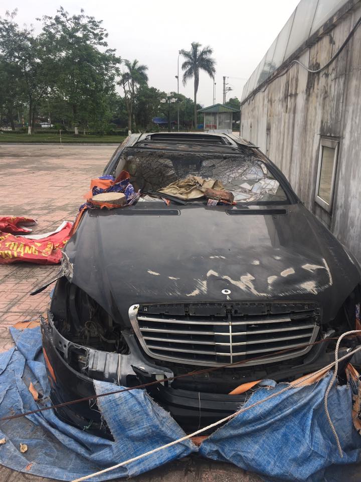 mercedesbenz-s550-dam-suong-dai-nang-tai-mot-cong-vien-o-ha-noi-nhieu-nam mercedesbenz-s550-dam-suong-dai-nang-tai-mot-cong-vien-o-ha-noi-nhieu-nam