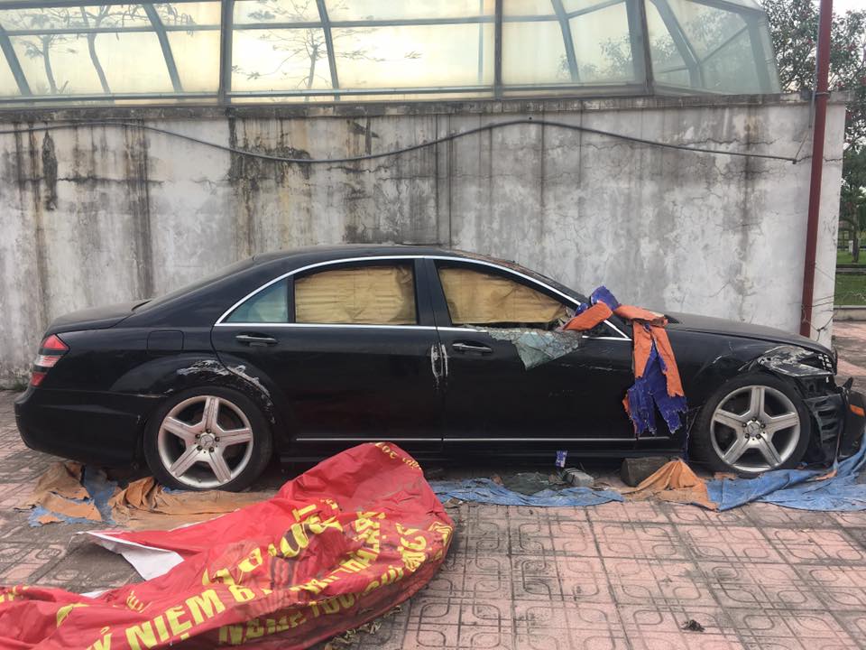 mercedesbenz-s550-dam-suong-dai-nang-tai-mot-cong-vien-o-ha-noi-nhieu-nam mercedesbenz-s550-dam-suong-dai-nang-tai-mot-cong-vien-o-ha-noi-nhieu-nam