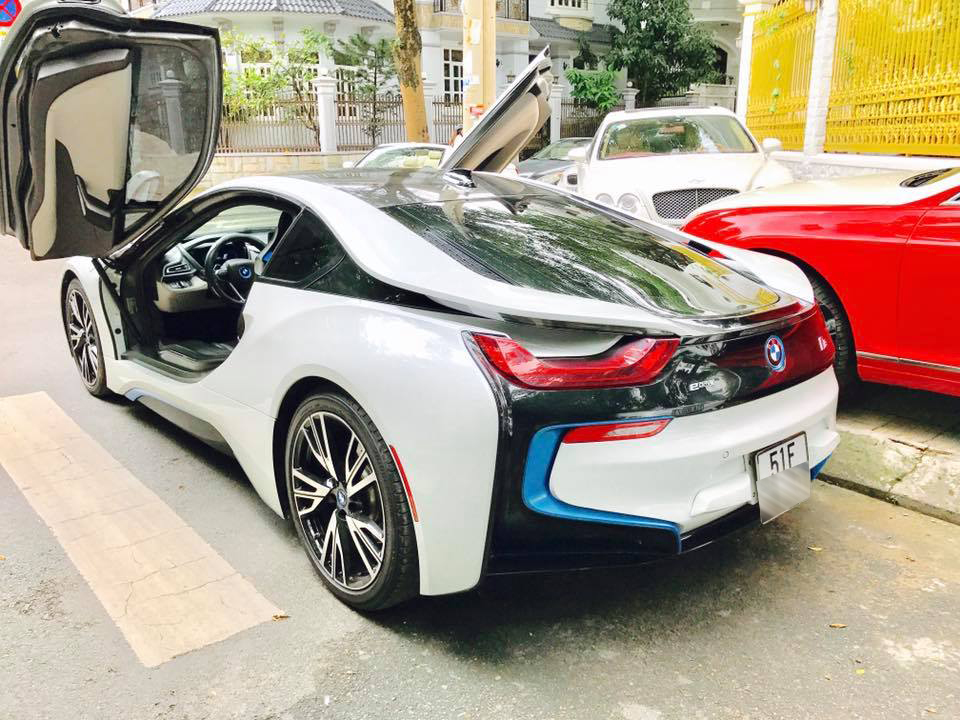 Nguyên bản xe có ngoại thất trắng