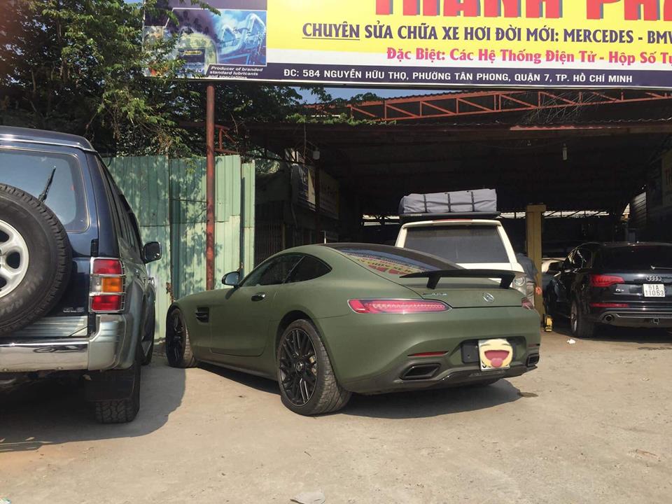 mercedesamg-gt-s-edition-1-duoc-chu-nhan-khoac-ao-moi-xanh-quan-doi