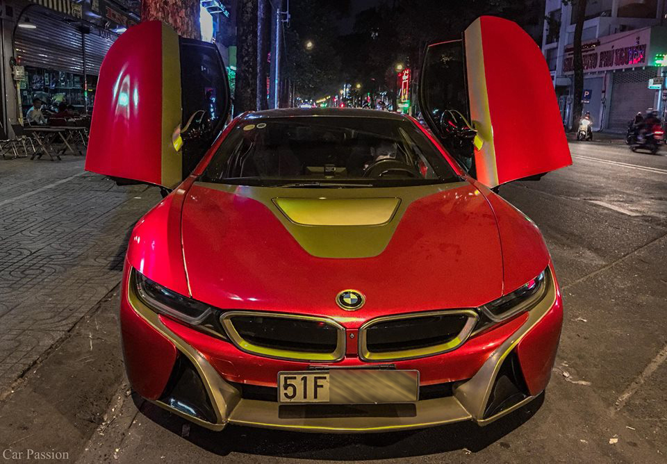 BMW i8 chuyên làm xe cưới tại Sài thành mới được chủ nhân cho khoác áo mới 
