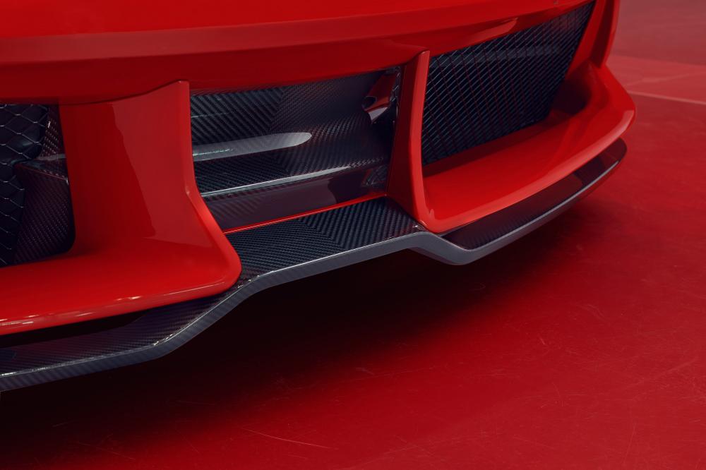 Phần đầu xe được hãng Pogea Racing thiết kế lại và trang bị cánh lướt gió bằng sợi carbon