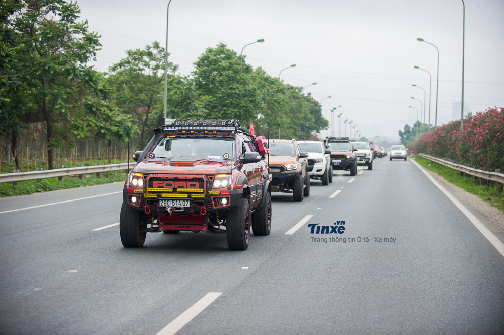 Hành trình của các thành viên câu lạc bộ offroad PVC trên đại lộ Thăng Long