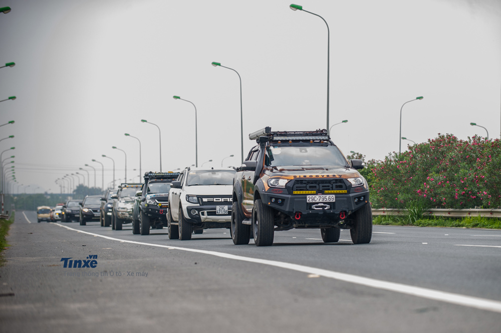 Những chiếc xe bán tải di chuyển theo đội hình và duy trì tốc độ cho phép trên đại lộ Thăng Long