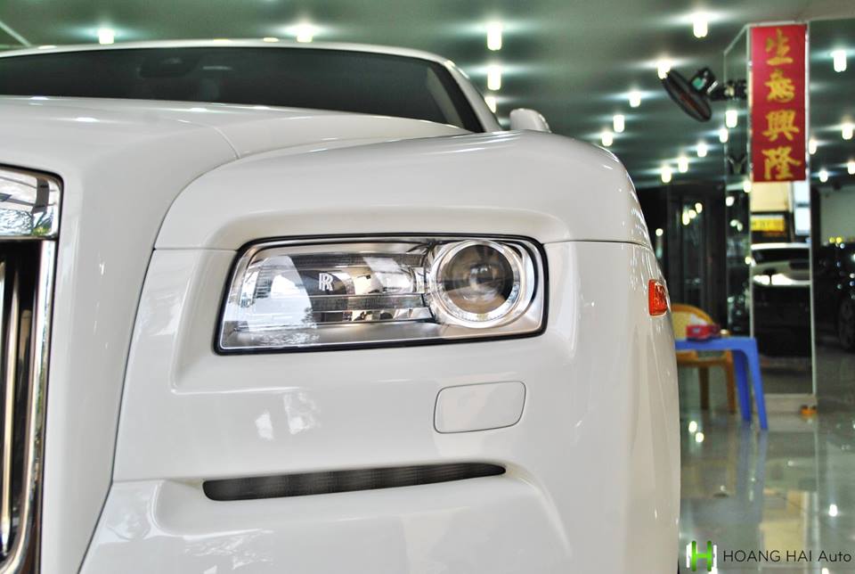 Cận cảnh màu sơn trắng của chiếc Rolls-Royce Wraith do các thợ Việt thực hiện