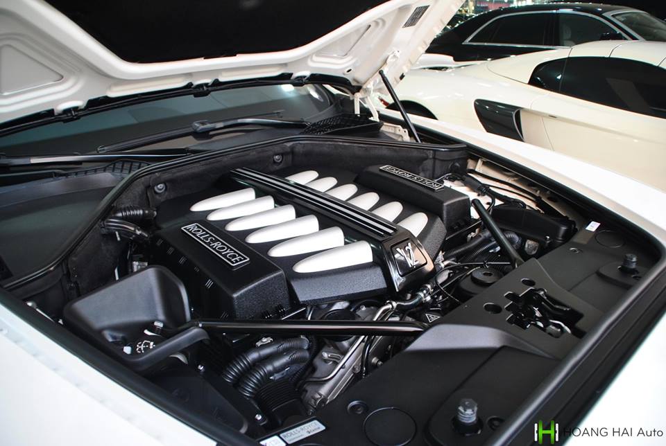 Rolls-Royce trang bị cho Wraith khối động cơ V12, dung tích 6.6 lít, sản sinh công suất tối đa lên đến 624 mã lực