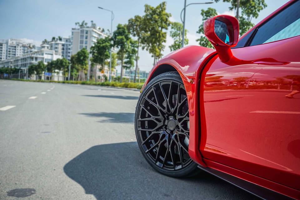 ferrari-458-italia-do-misha-designs-doc-nhat-viet-nam-khoe-dang-tren-duong-pho-sai-thanh