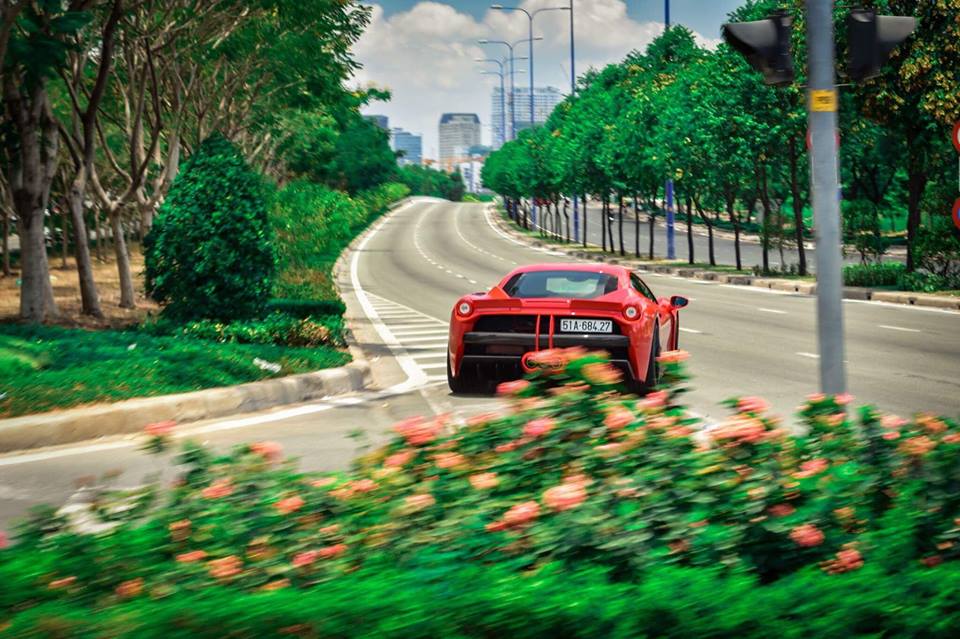 ferrari-458-italia-do-misha-designs-doc-nhat-viet-nam-khoe-dang-tren-duong-pho-sai-thanh
