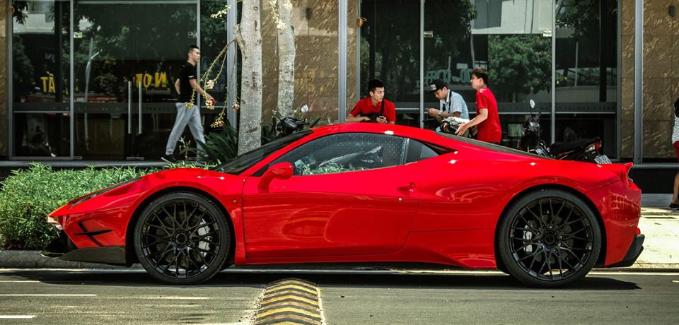 ferrari-458-italia-do-misha-designs-doc-nhat-viet-nam-khoe-dang-tren-duong-pho-sai-thanh