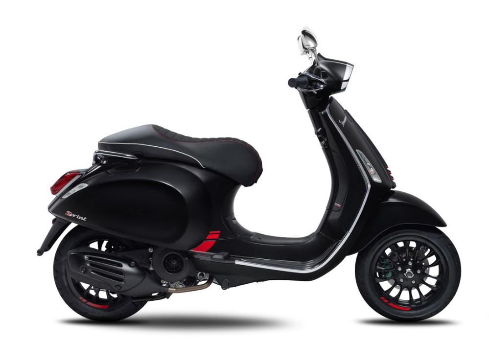 Màu đỏ điểm xuyết trên thân xe, vành xe và hốc gió ở mặt nạ kết hợp với màu đen sần của xe càng làm nổi bật phong cách thể thao của xe