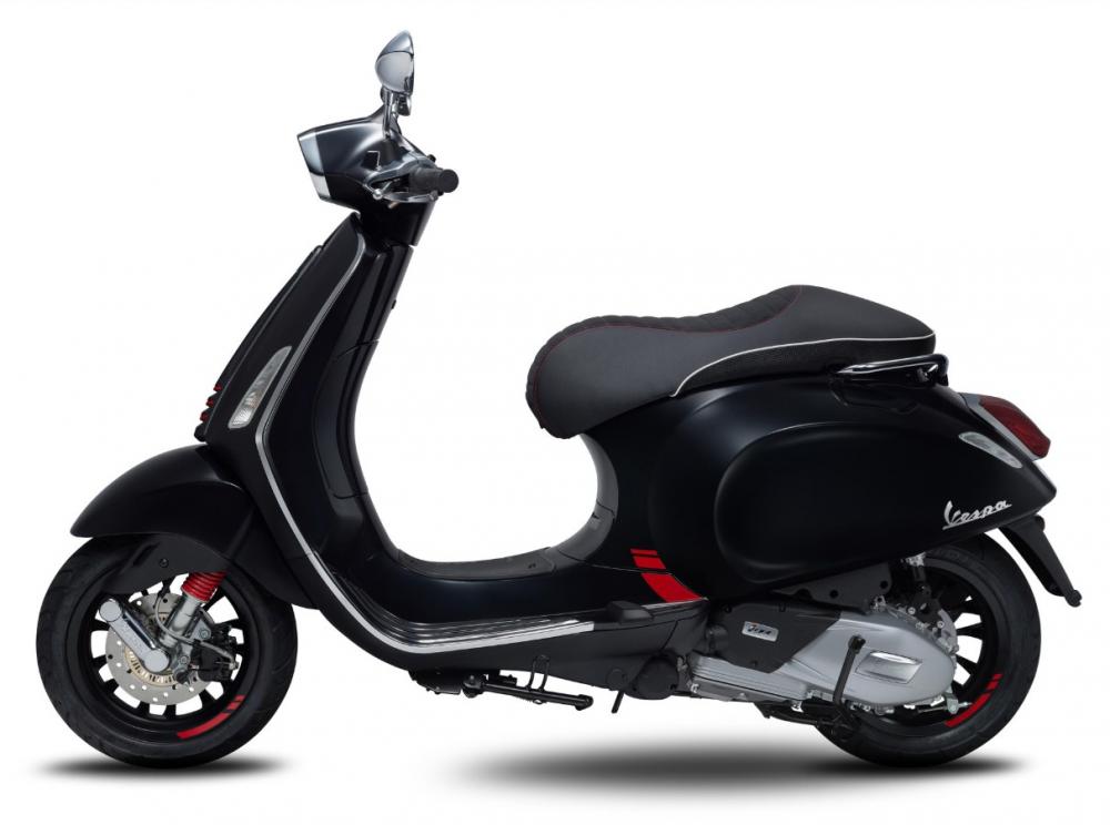 Giảm xóc của Vespa Sprint Carbon sử dụng lò xo màu đỏ cùng tông màu tem