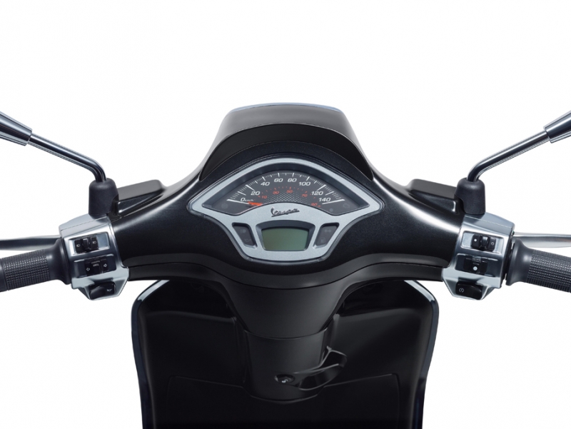 Mặt đồng hồ của Vespa Sprint Carbon có thiết kế không đổi so với bản tiêu chuẩn