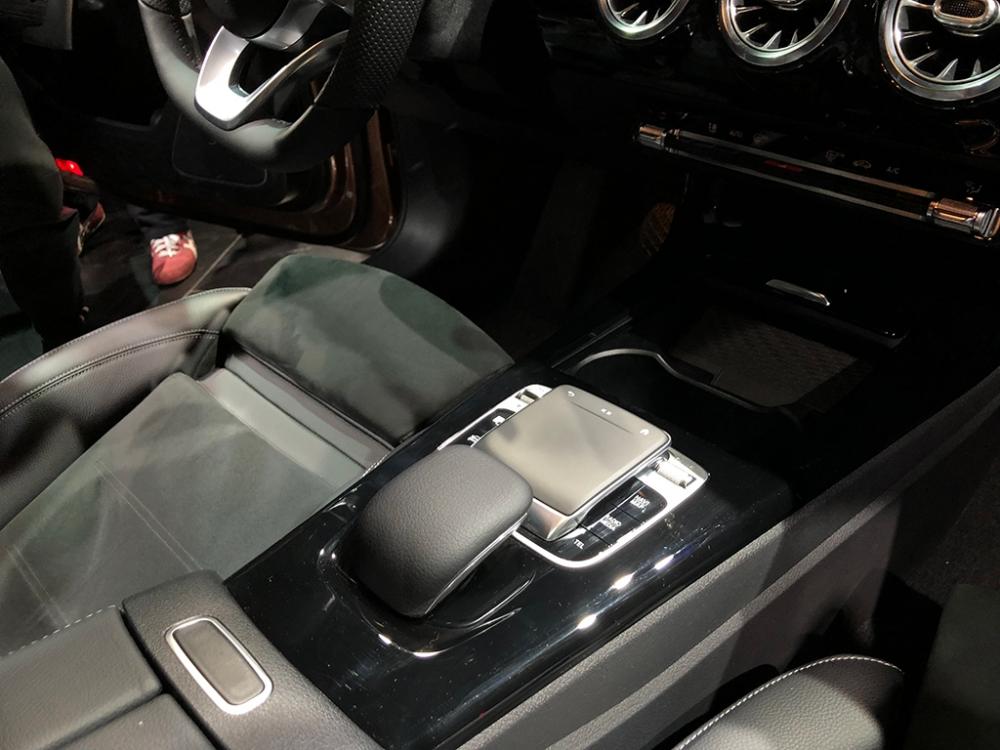 Touchpad trên cụm điều khiển trung tâm