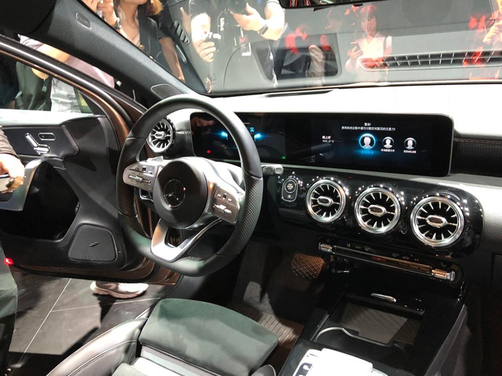 2 màn hình rộng 10,25 inch