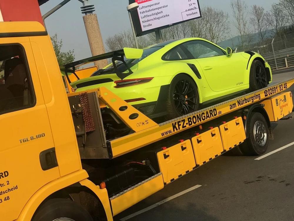 Người lái chiếc Porsche 911 GT2 RS 2018 không bị thương vong