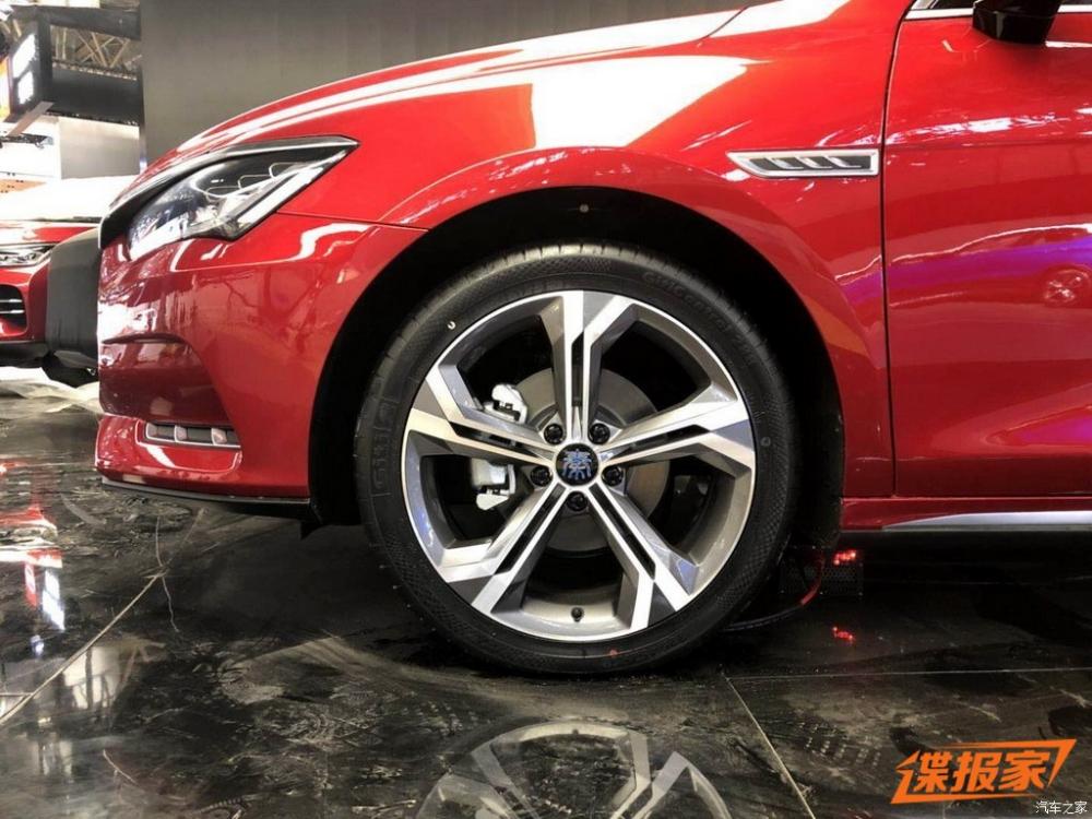 Vành xe mới có hai màu. Hình ảnh chụp từ Triển lãm ô tô Bắc Kinh 2018