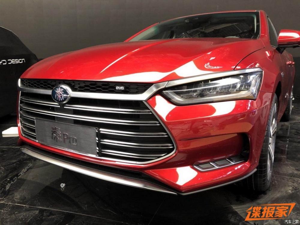 Xe sử dụng một ngôn ngữ thiết kế mới của BYD và có thể trang bị đèn pha LED. Hình ảnh chụp từ Triển lãm ô tô Bắc Kinh 2018