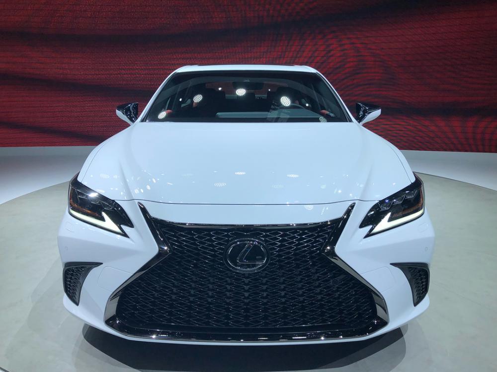 Lưới tản nhiệt hình con suốt của Lexus ES 2019 Lưới tản nhiệt hình con suốt của Lexus ES 2019