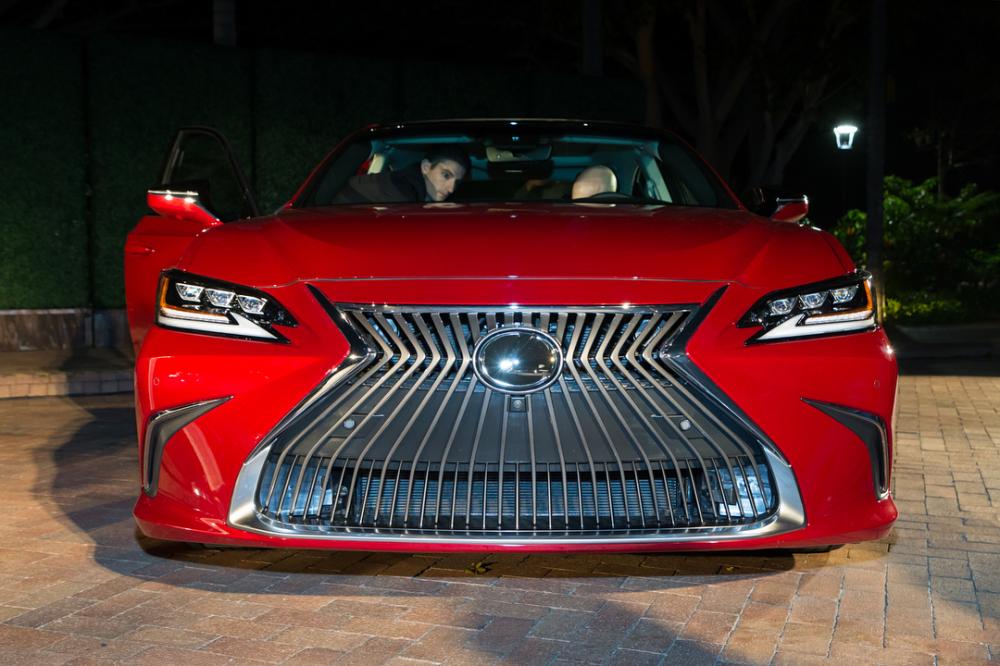 Lưới tản nhiệt hình con suốt của Lexus ES 2019 Lưới tản nhiệt hình con suốt của Lexus ES 2019