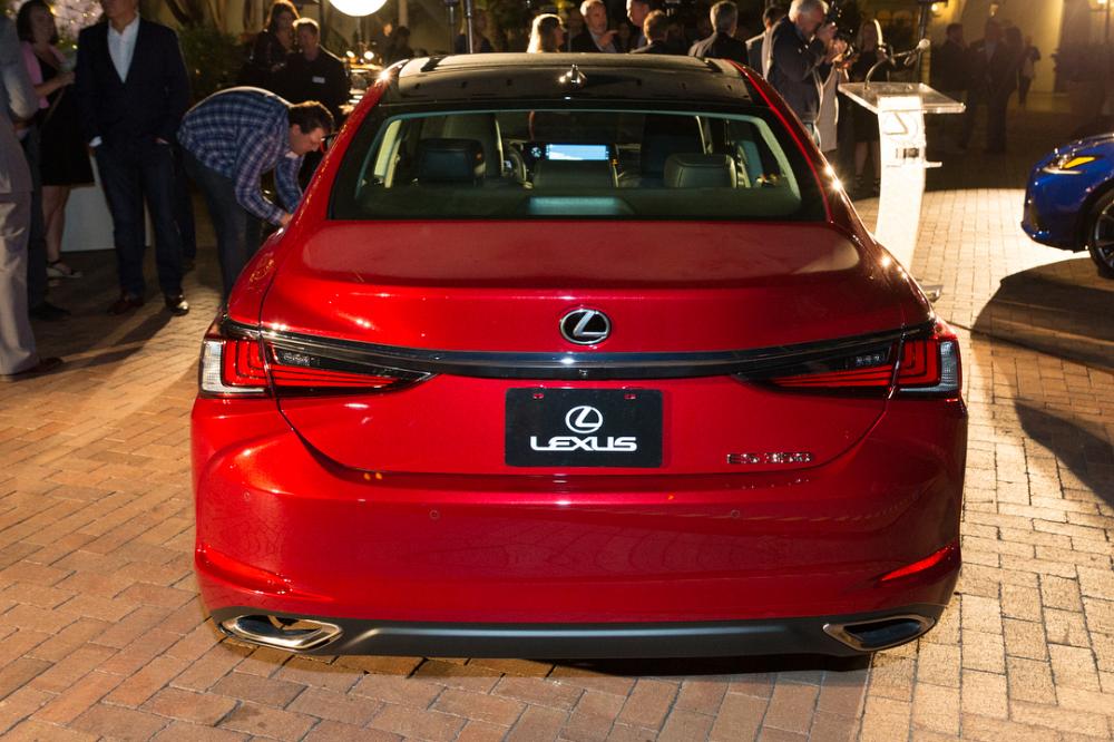 Cận cảnh đuôi xe của Lexus ES 2019 Cận cảnh đuôi xe của Lexus ES 2019