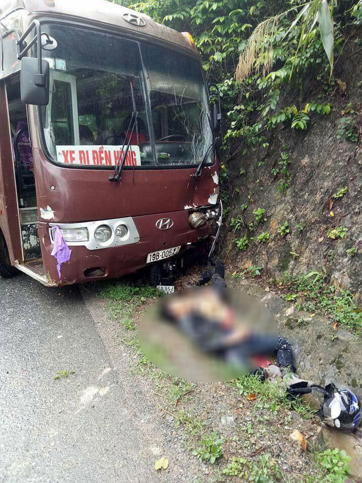 Hai thanh niên ngồi trên chiếc Yamaha Exciter nằm dưới rãnh nước