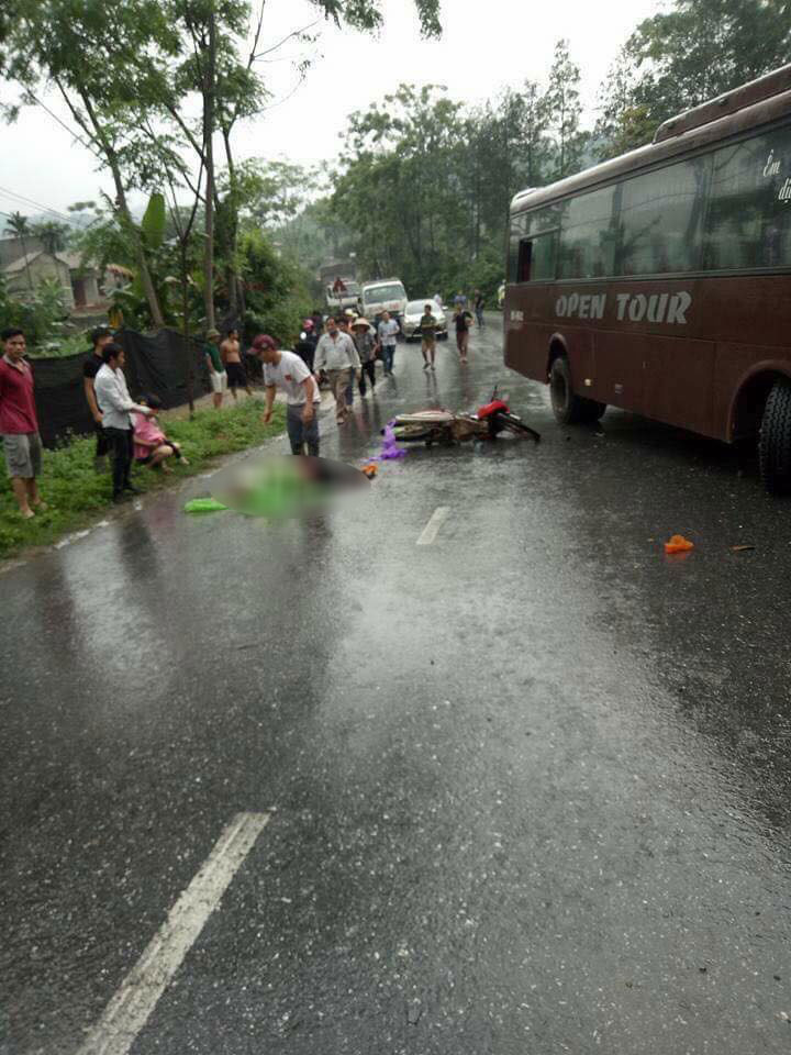 Chiếc Honda Wave đổ giữa đường sau tai nạn