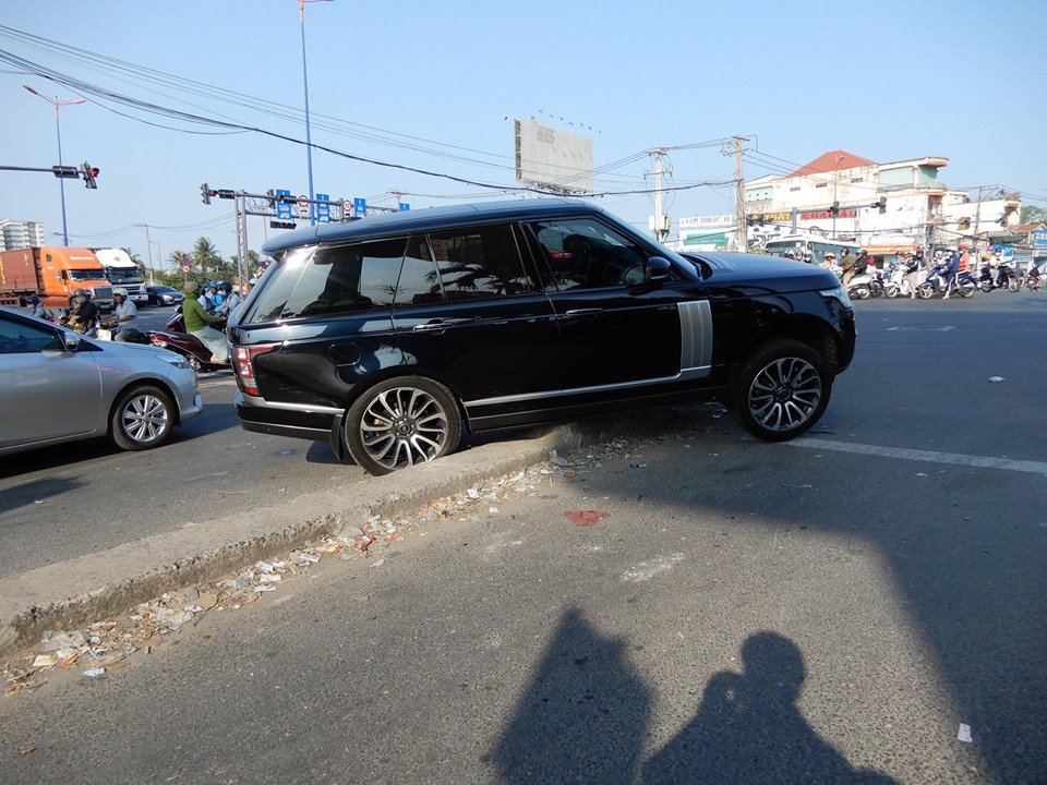 Range Rover Autobiography hơn 7 tỷ Đồng mắc kẹt tại dải phân cách