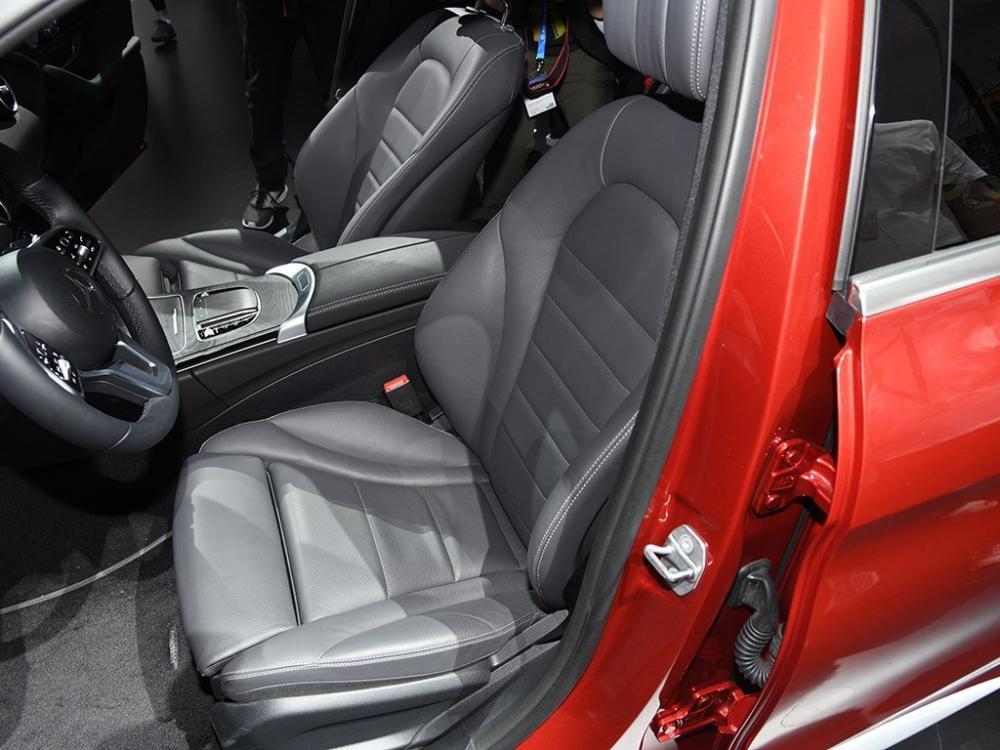 Ghế trước của Mercedes-Benz C-Class L 2018