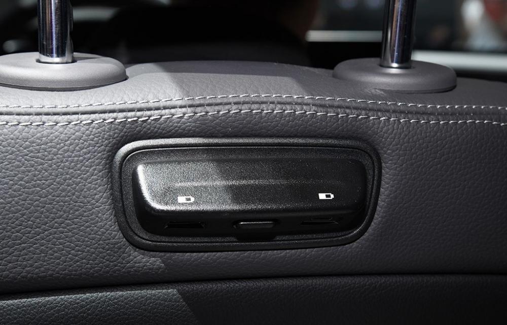 2 cổng USB trên lưng ghế trước của Mercedes-Benz C-Class L 2018
