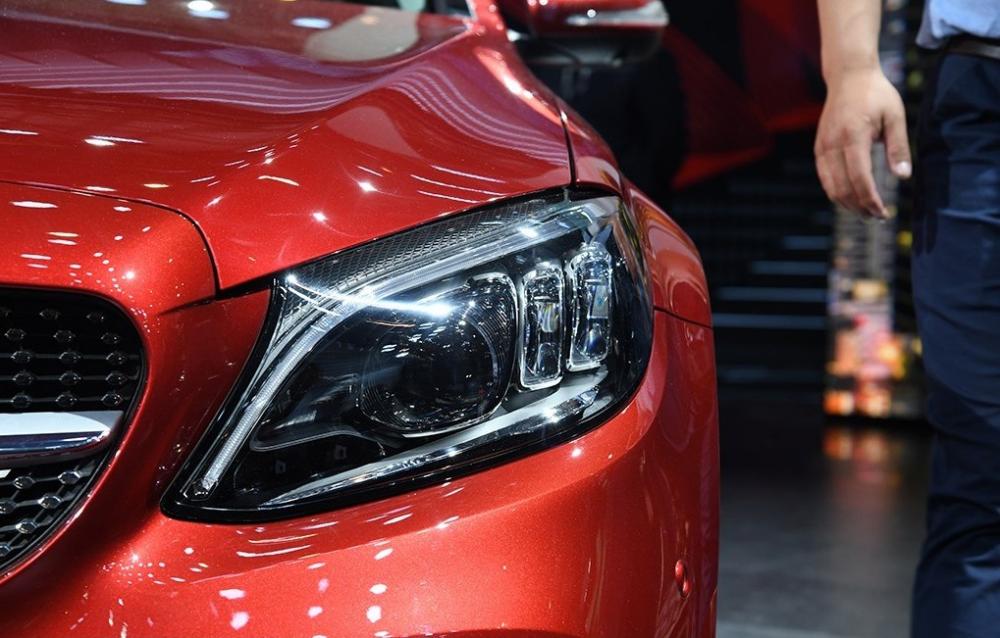 Cận cảnh đèn pha của Mercedes-Benz C-Class L 2018
