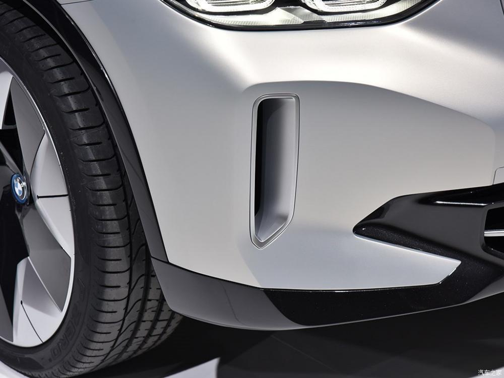 Khe gió trên cản trước của BMW Concept iX3 Khe gió trên cản trước của BMW Concept iX3