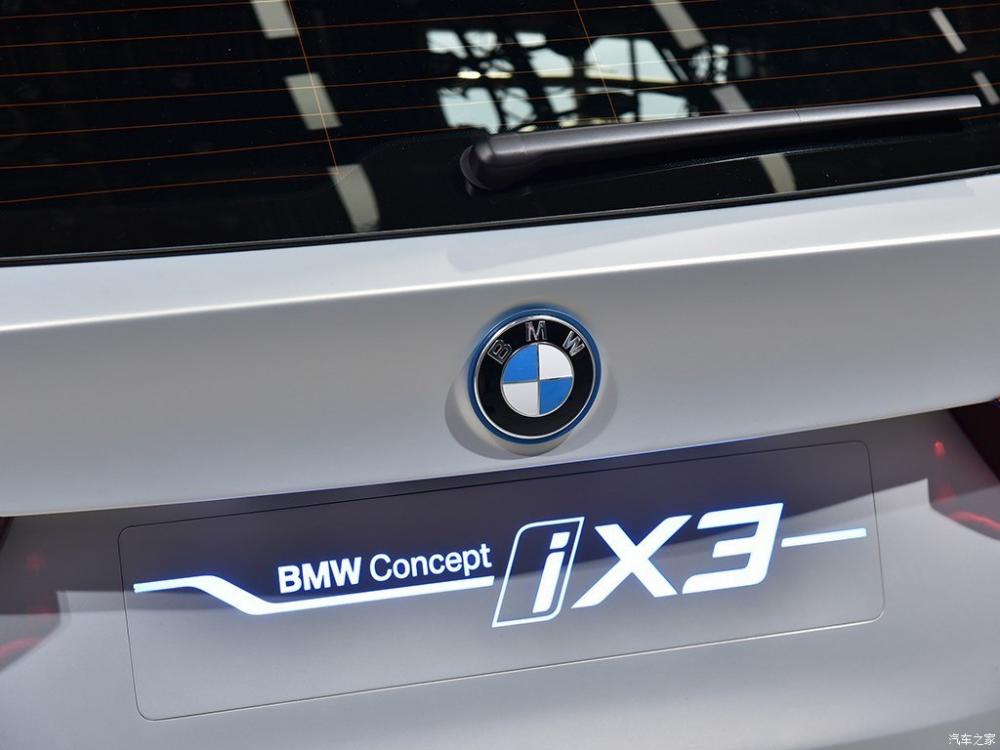 Logo BMW Concept iX3 phát sáng trên đuôi xe Logo BMW Concept iX3 phát sáng trên đuôi xe