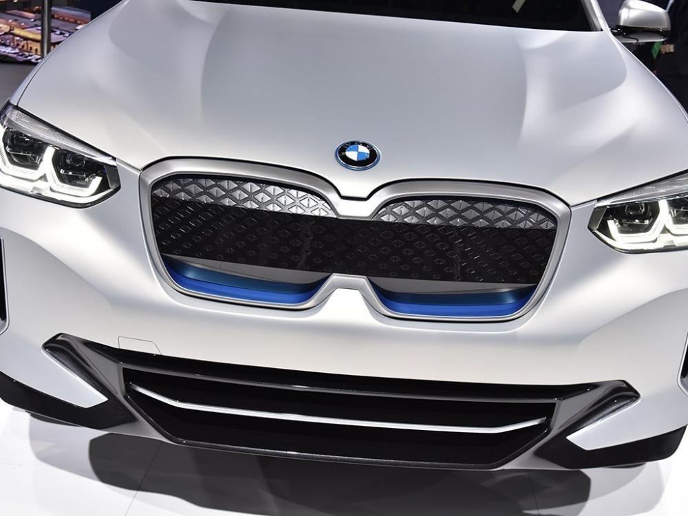 Lưới tản nhiệt quả thận đôi dính liền của BMW Concept iX3 Lưới tản nhiệt quả thận đôi dính liền của BMW Concept iX3