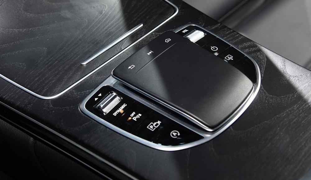 Touchpad trên cụm điều khiển trung tâm của Mercedes-Benz C-Class L 2018