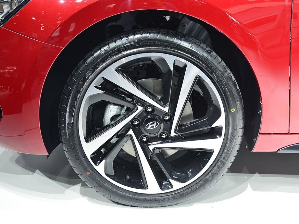 Bộ vành 5 chấu phối 2 màu của Hyundai Lafesta 2019 Bộ vành 5 chấu phối 2 màu của Hyundai Lafesta 2019