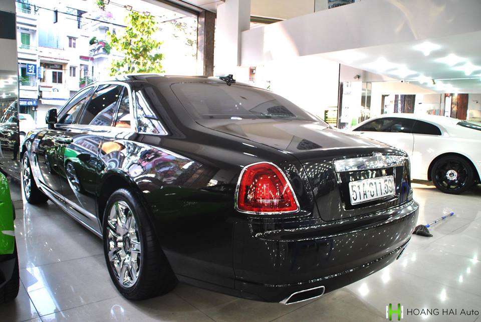 Rolls-Royce Ghost màu đen và phía bên tay phải là chiếc Rolls-Royce Wraith Rolls-Royce Ghost màu đen và phía bên tay phải là chiếc Rolls-Royce Wraith