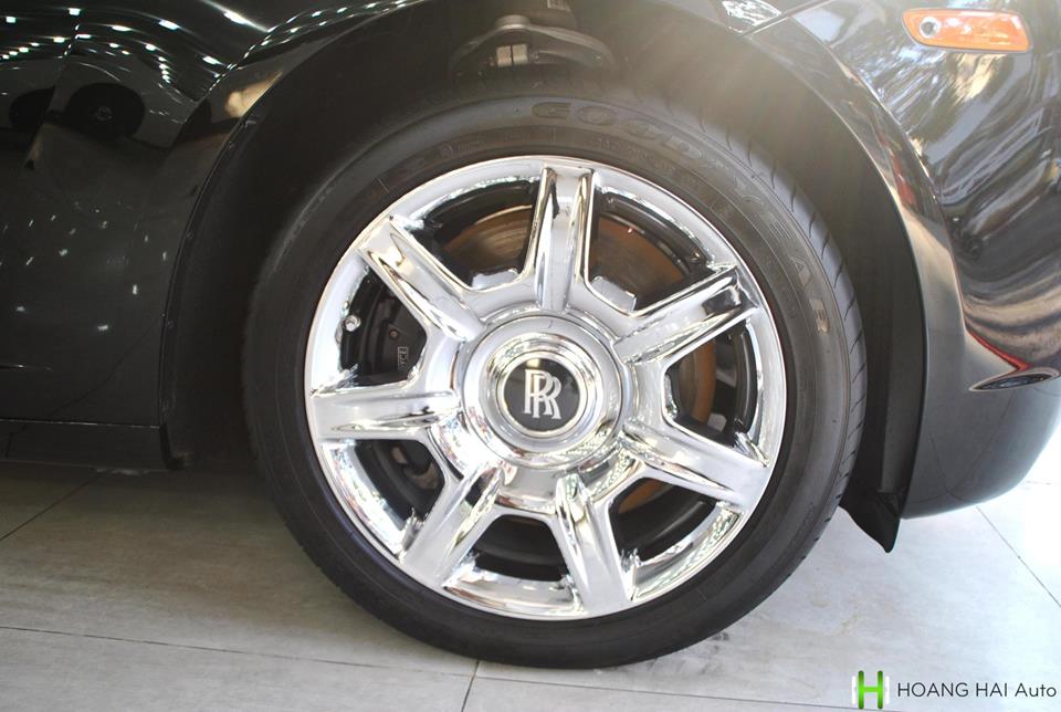 chiếc Rolls-Royce Ghost màu đen được dán thêm đề-can màu bạc ở cản va trước chiếc Rolls-Royce Ghost màu đen được dán thêm đề-can màu bạc ở cản va trước