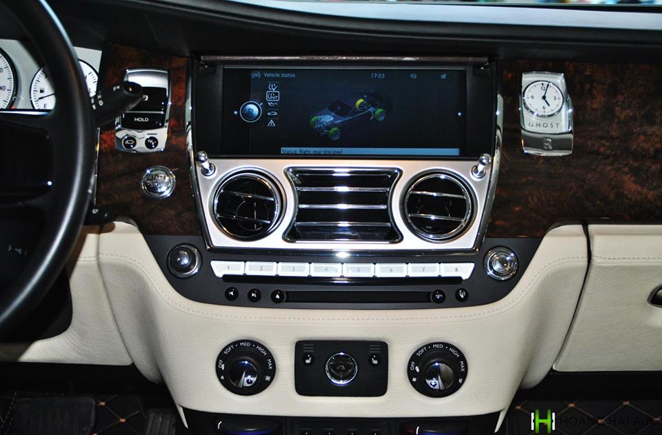 Rolls-Royce Ghost mất khoảng 5 giây để tăng tốc 0-100 km/h trước khi đạt vận tốc tối đa 250 km/h Rolls-Royce Ghost mất khoảng 5 giây để tăng tốc 0-100 km/h trước khi đạt vận tốc tối đa 250 km/h
