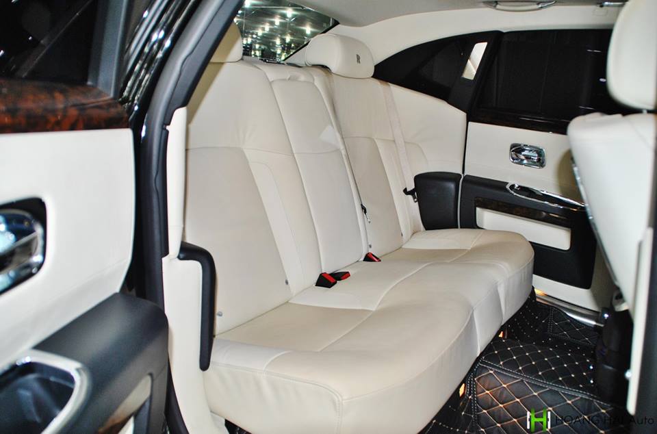 khoang lái chiếc Rolls-Royce Ghost có nội thất màu kem khoang lái chiếc Rolls-Royce Ghost có nội thất màu kem