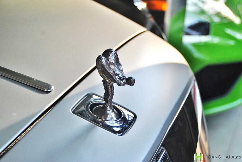 chiếc Rolls-Royce Ghost này còn có các chi tiết như nắp capô, trần và nắp cốp sau của xe sơn màu bạc đối lập chiếc Rolls-Royce Ghost này còn có các chi tiết như nắp capô, trần và nắp cốp sau của xe sơn màu bạc đối lập
